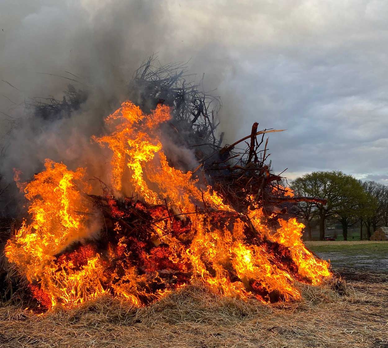 Das Osterfeuer im Nierstenholz lockte in diesem Jahr wieder viele Besucher/innen an. Fotos: Verein