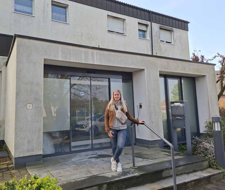 Vivian Külzhammer zieht mit ihrer Praxis für Physiotherapie Nockmann ins alte Sparkassen-Gebäude um. Foto: Wagner