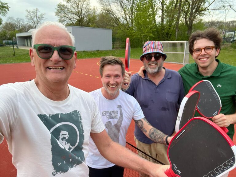 Eröffneten die Pickleball-Saison (von links): Günter Mertens, Nils Kremer, Axel und Philipp Kämpf. Fotos: privat