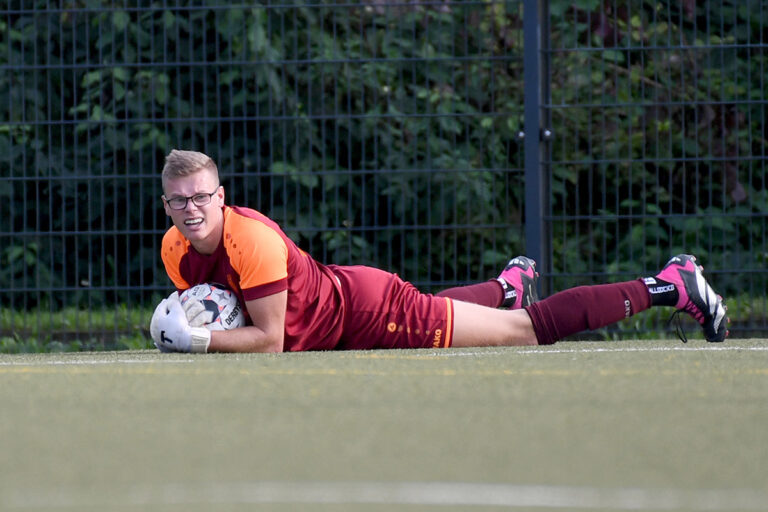 Rückhalt in der Not: Keeper Henrik Pollak hielt mit seinem parierten Elfmeter den Sieg fest. Archivfoto: MSW