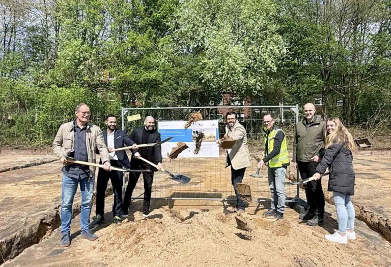 Der symbolische Spatenstich am 14. April 2026 markierte den offiziellen Beginn der Bauarbeiten für die Sporthalle an der Klöcknerstraße/Ecke Stollenweg in Werne mit (v.l.) Frank Gründken (Schul- und Sportdezernent Stadt Werne), Chadi Mokhallati (Projektmitarbeiter farwickgrote partner), Michael Bouecke (Projekt- und Bauleiter farwickgrote partner), Lars Hübchen (Bürgermeister Stadt Werne), Björn Rother (Projektverantwortlicher Gebäudemanagement, Kommunalbetrieb Stadt Werne), Dr. Tobias Gehrke (Betriebsleiter Kommunalbetrieb Werne) und Laura Schäper (Leiterin Gebäudemanagement, Kommunalbetrieb Stadt Werne). Foto: Stadt Werne