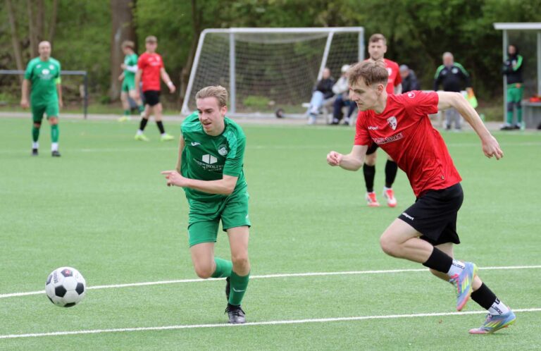 Luke Walter (links) erzielte das entscheidende Tor für den SV Stockum. Foto: Wagner