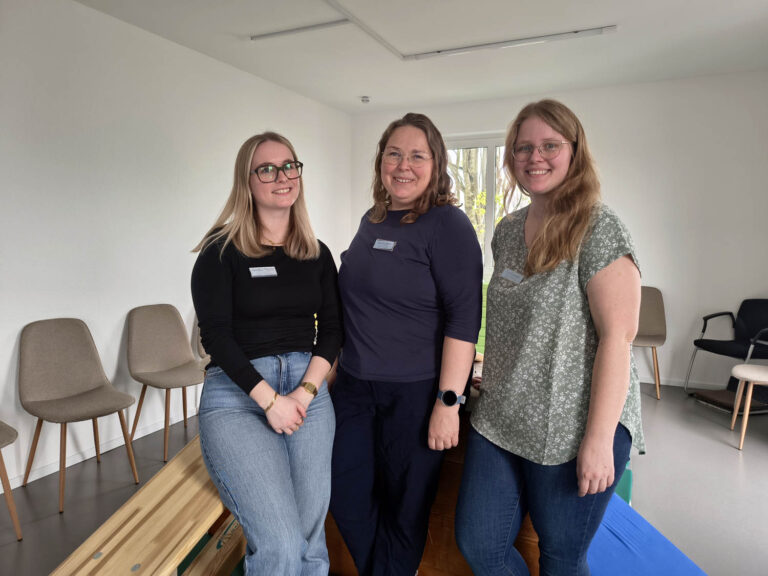 Standen beim Tag der offenen Tür zum einjährigen Bestehen Rede und Antwort: (v.l.) Annika Mayer (Heilpädagogin), Leiterin Kati Krause (Motopädin) und Lea Genau (Kindheitspädagogin) von der Praxis "Sinne in Bewegung GmbH" in Werne. Foto: Johanna Glowacki