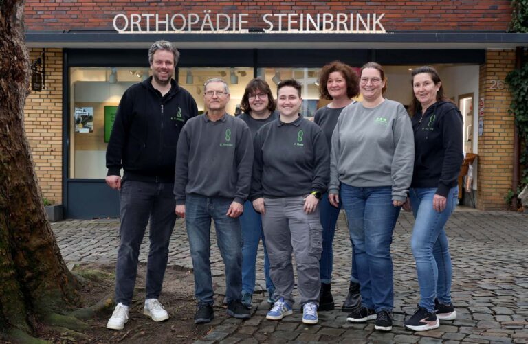 Das Team des Orthopädie-Schuhtechnik-Betriebes Steinbrink in Werne – aufgenommen vor dem Laden am Roggenmarkt - freut sich auf die Aktionen zum 125-Jährigen Bestehen. Fotos: Volkmer
