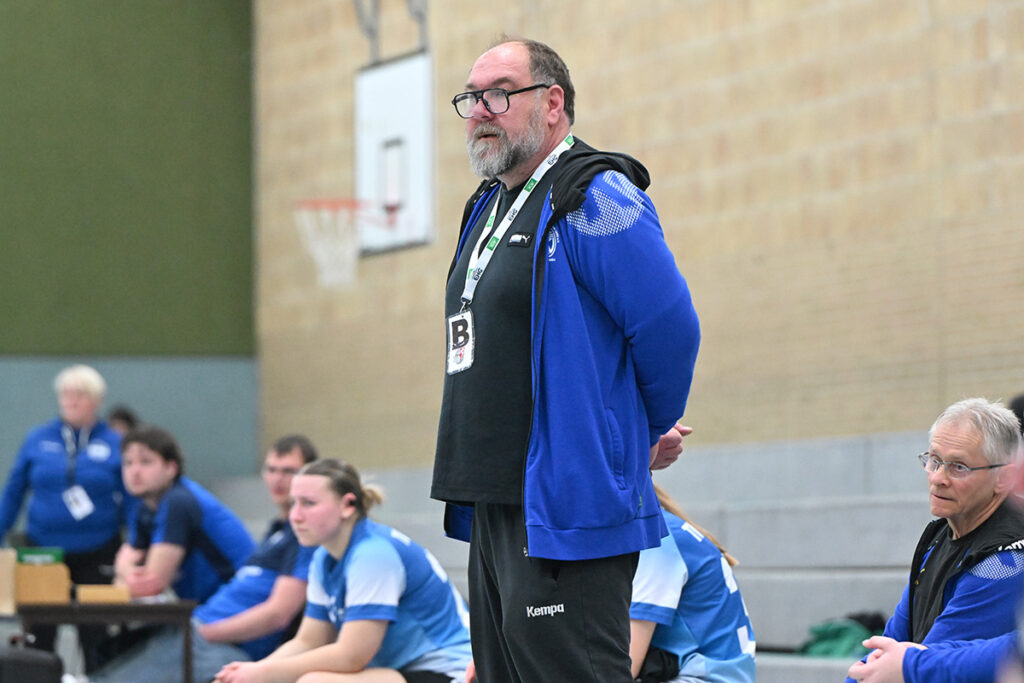 Trotz taktischer Kniffe am Ende machtlos: Trainer Ingo Wagner sah eine kämpferische Leistung seines Teams, das sich erst in der Schlussphase der personellen Überlegenheit aus Wettringen beugen musste. Foto: MSW