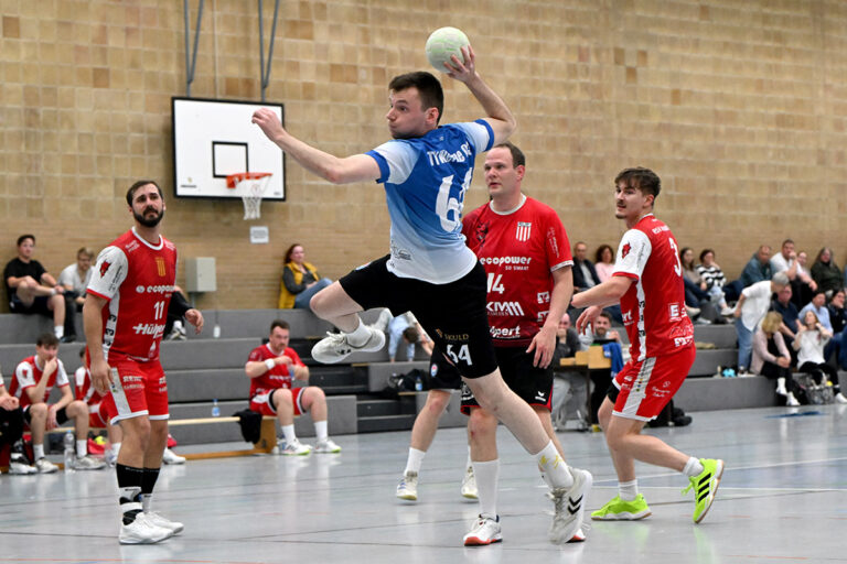 Torgefährlich und taktisch am Drücker: Jan Behler (hier beim Treffer zum 16:13) vertrat Chefcoach Wolfgang Meier erfolgreich an der Seitenlinie. Foto: MSW