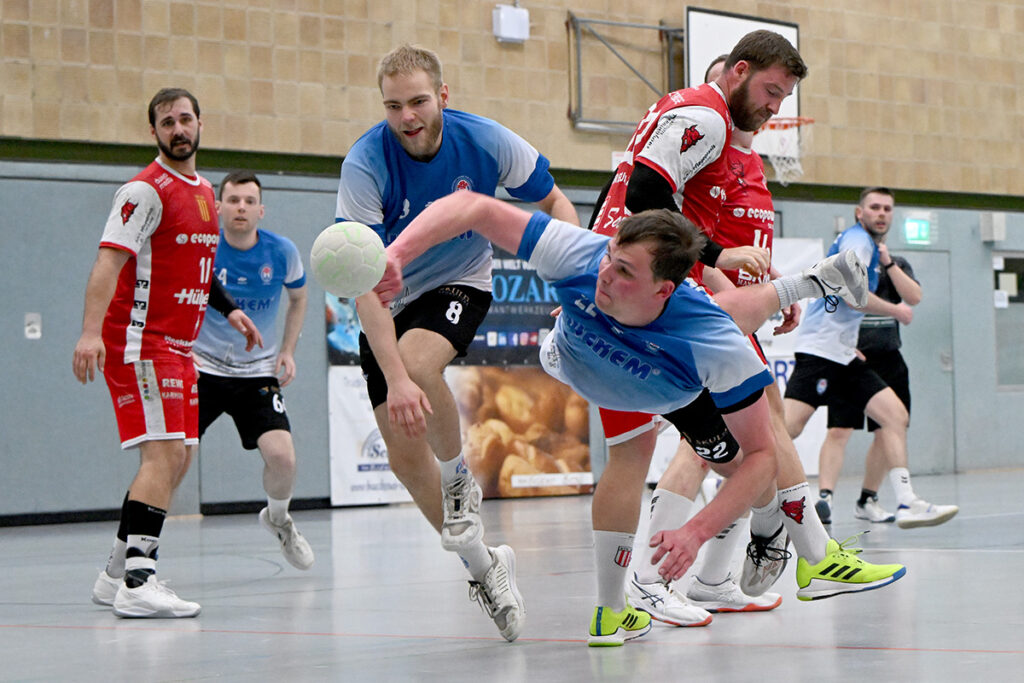 Gedankenschnell reagiert Jan Drees, hechtet nach dem Abpraller und stößt den Ball zum 25:18 ins Altenbögger Tor. Foto: MSW