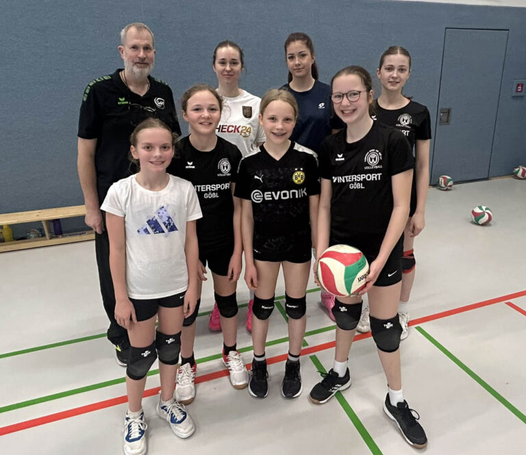 Spielerinnen der ersten Damenmannschaft des TV Werne unterstützen die U13 um Trainer Bernd Purzner bei ihrer Vorbereitung auf die Westdeutsche Meisterschaft. Fotos: Verein