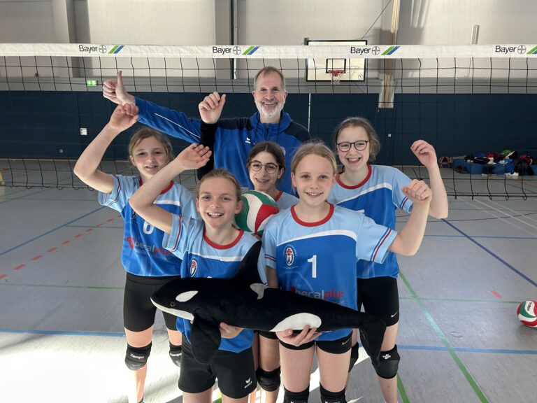 Das Team um Trainer Bernd Purzner (v.l.): Frieda Claeßen, Mila Hempel, Elisa Parro, Elisabeth Schreiber und Elisa Ulrichs. Foto: Verein