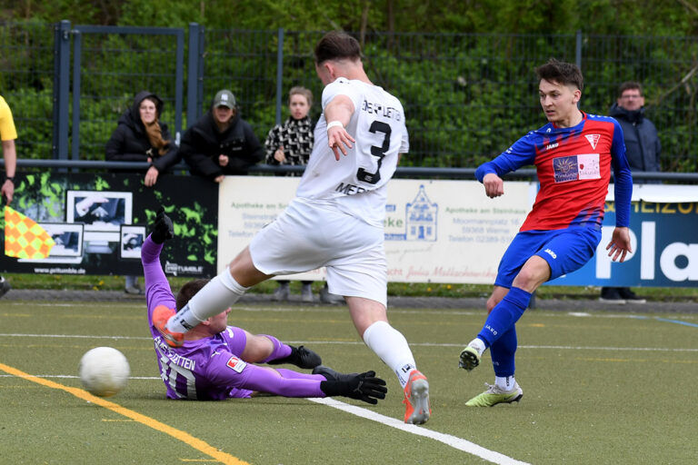 Nach einem Zuspiel von Daniel Durkalic lässt Colin Lachowicz den Emsdettener Torhüter Janis Over ins Leere rutschen und schiebt zum 1:1-Ausgleich ein. Foto: MSW