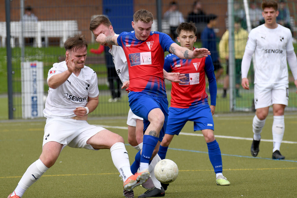 Voller Einsatz: WSC-Akteur Finn Drücker behauptet hier den Ball gegen seinen Emsdettener Gegenspieler. Foto: MSW
