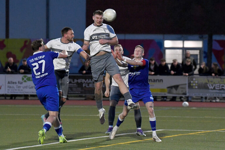 Maßarbeit nach dem Eckball: Finn Drücker verwertet die Hereingabe von Leon Becker per Kopf zum 1:1-Ausgleich. Foto: MSW