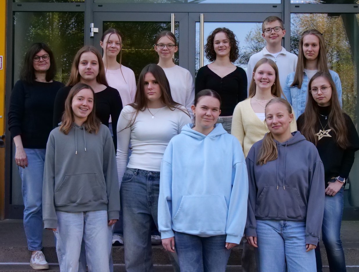 Zusammen mit Laura Parthe (ganz links) und anderen Lehrkräften reisen diese Schülerinnen und Schüler im Mai nach Bailleul, zum Festakt der ersten Verlegung von Stolpersteinen in der französischen Partnerstadt. Foto: Schwarze