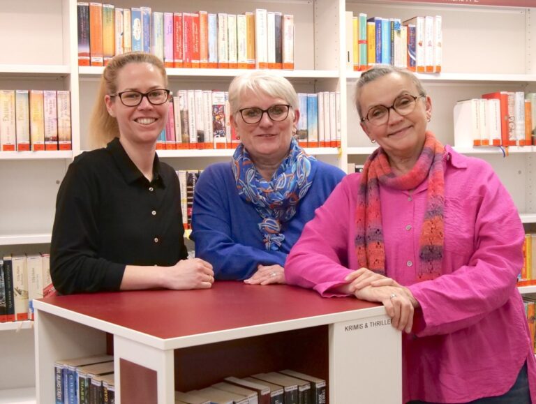 „Anfassen, umblättern, zurückblättern“: Lesepatinnen über den Wert des Buches