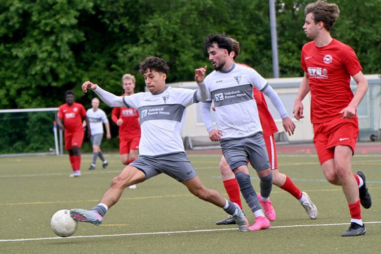 Im zweiten Durchgang stimmte beim WSC oft die Raumaufteilung nicht. Hier kommt Mirac Sahin vor seinem Mannschaftskollegen Moataz Barakat Omar an den Ball. Foto: MSW