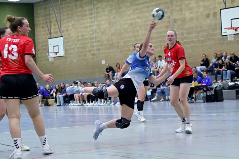 Mit einem packenden Heimspiel verabschiedeten sich die TV-Damen in die Handballpause. Fotos: Jörg Stengl
