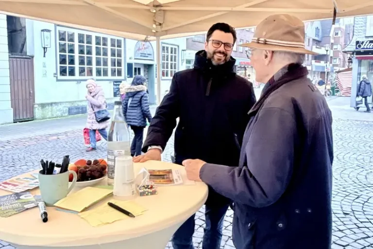 Bürgermeister Lars Hübchen lädt zur offenen Sprechstunde auf dem Wochenmarkt ein. Fotos: Stadt Werne