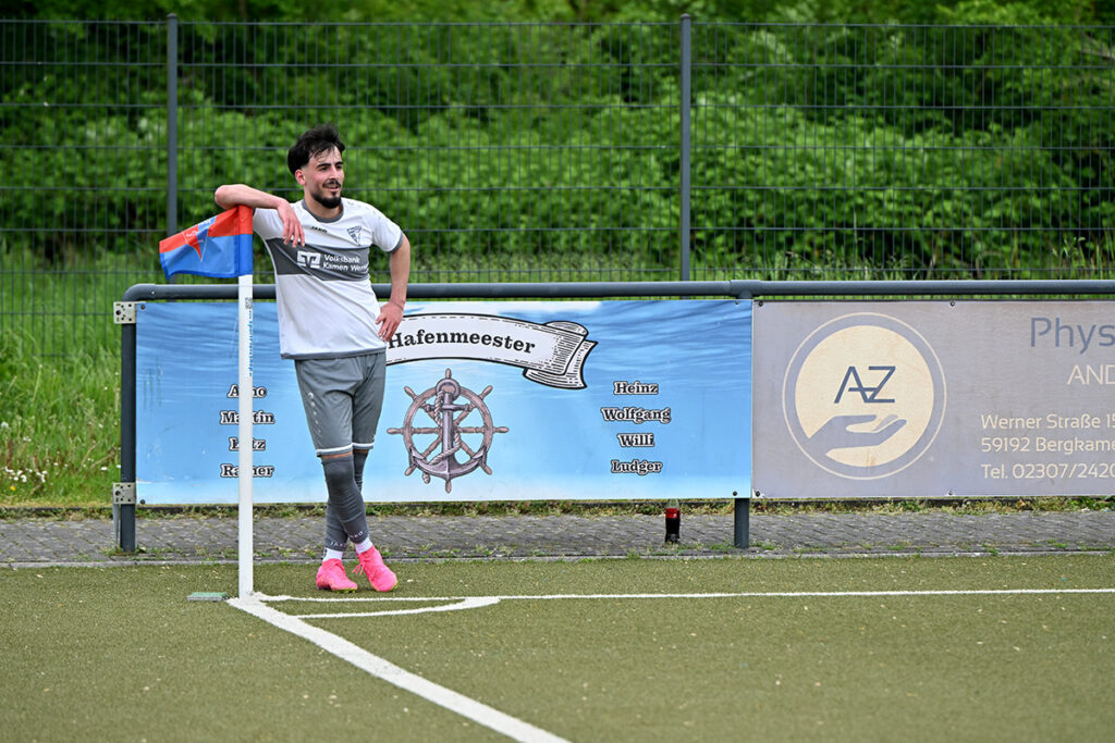 „Na, wie habe ich das gemacht?“, fragt WSC-Angreifer Moataz Barakat Omar nach seinem zweiten Treffer. Foto: MSW
