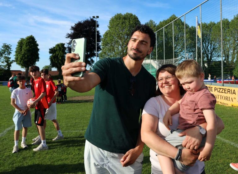 Fußball-Weltmeister und Ex-BVB-Star Mats Hummels besuchte das Pfingstturnier des SV Herbern. Fotos: Isabel Schütte