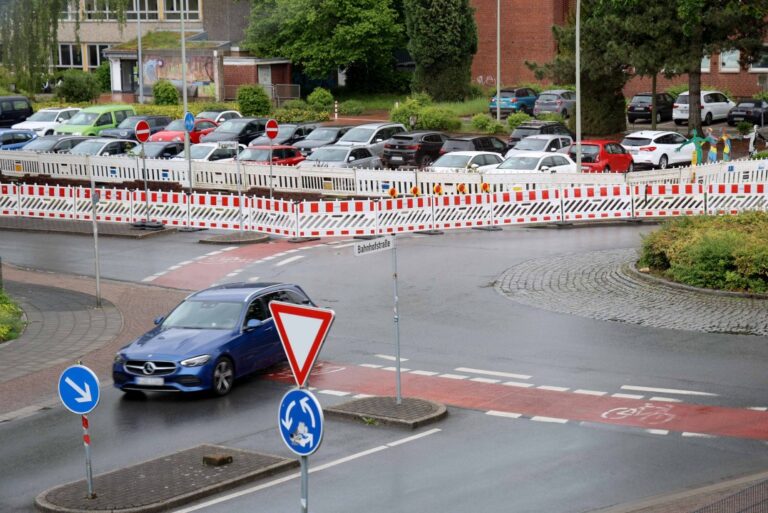 Schon seit einigen Wochen laufen die Arbeiten am Fürstenhof/Ecke Bahnhofstraße. Nun wird die Baustelle verlagert. Fotos: Volkmer