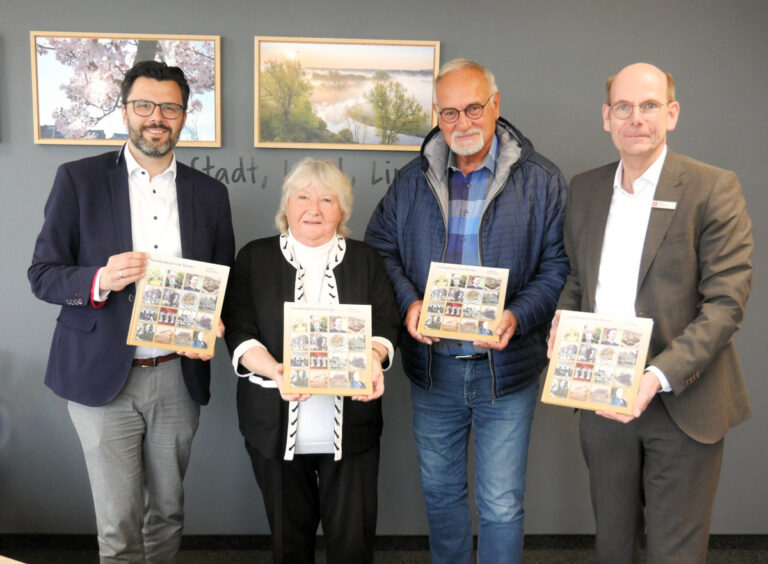 Bürgermeister Lars Hübchen, Autorin Heidelore Fertig-Möller, Altbürgermeister Rainer Tappe und Martin Abdinghoff, Vorstandsmitglied er Spakarsse (v.l.), freuen sich über die 3. Auflage. des Werne-Buchs. Foto: Gaby Brüggemann