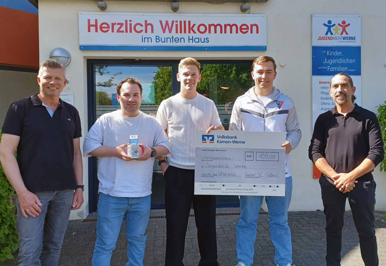 Im Namen der Jugendhilfe Werne haben die Betreuer der Wohngruppen, Thomas Nowak (links) und Frank Ramirez Morano (rechts), die Spende entgegengenommen und sich für diese Aufmerksamkeit des Werner SC, vertreten durch Justin Hermeier, Marvin Stöver, Luca Weidemann. Foto: privat
