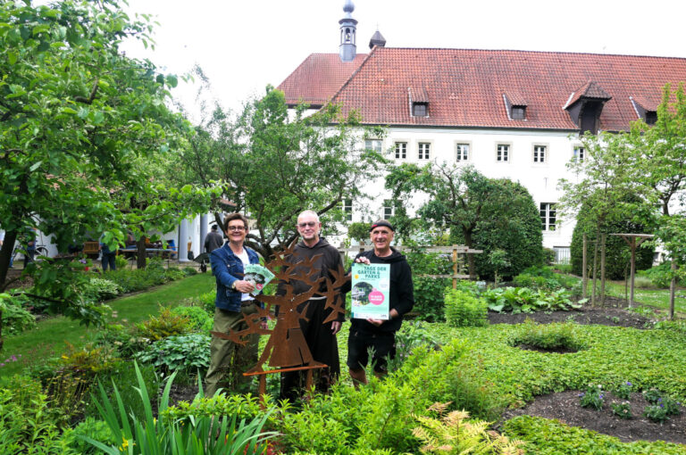 An der Skulptur des Franz von Assisi kündigten Bruder Laurentius (Mitte), Ciristiane Maria Fahle und Rainer Steinhoff die Beteiligung des Klostergartens an den "Tage der Gärten & Parks" an. Foto: Gaby Brüggemann