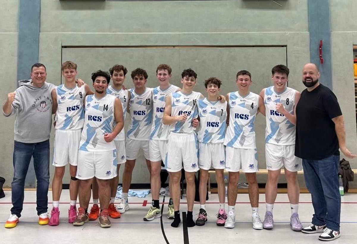 Die männliche U18 der LippeBaskets Werne mit Coach Tim König (rechts) und Assistenz-Trainer Marc Illmann (links) behauptete sich in der höchsten NRW-Spielklasse. Fotos: Verein