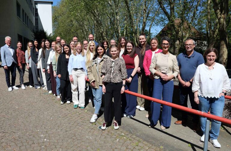 Im Kreishaus wurden die neuen Pädagoginnen offiziell begrüßt und vereidigt. Foto: Kreis Unna