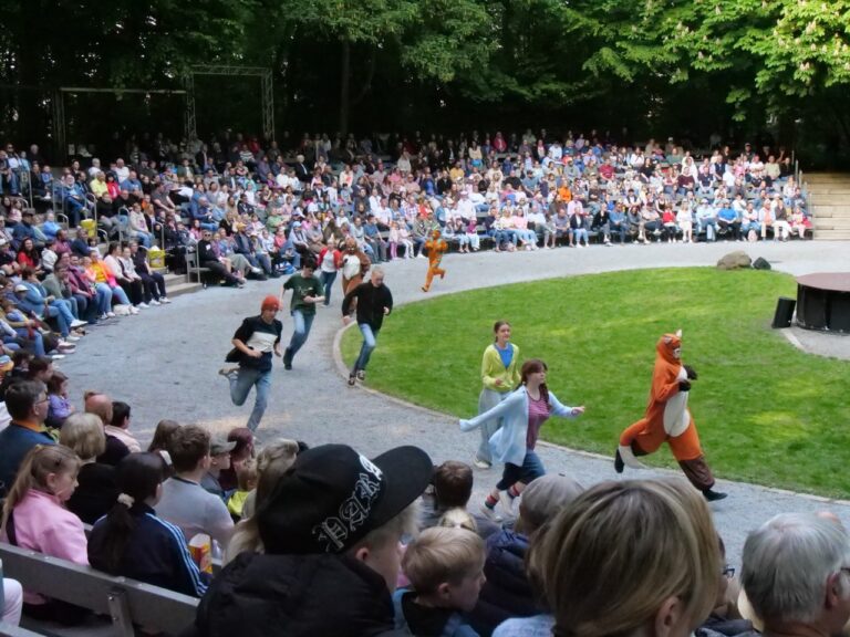 Mit Tempo inszeniert ist das neue Stück der Freilichtbühne Werne. Die "Magischen Tiere" feierten jetzt Premiere. Fotos: Anke Barbara Schwarze