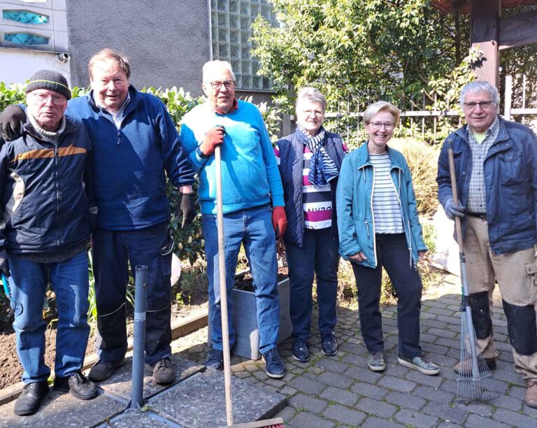 Machten den Museumsgarten frühlingsfit (von links): Bernhard Schlierkamp, Manfred Schoppmann, Peter Helmdach, Doris Beische, Barbara Schaewitz und Mario Neubauer. Es fehlen Heinrich Wittemeier und Martin Kriesten. Foto: Verein