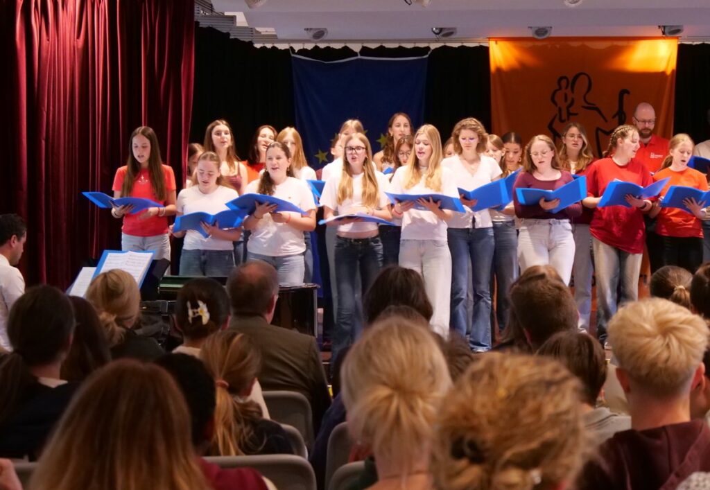 Zwischendurch sang der Mittel- und Oberstufenchor „Cantos“ Songs aus Disney-Filmen. Foto: Schwarze