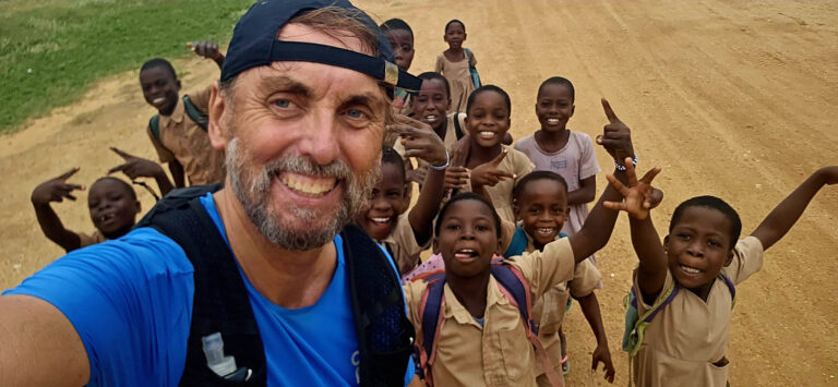 Der "Marathon-Pater" lief in Westafrika für den guten Zweck. Fotos: Pater Tobias, Privat