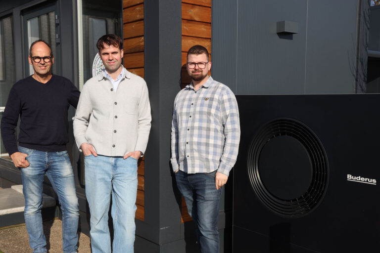 Laden zum "Tag der offenen Tür" ein (von links): Andreas, Julian und Jannis von der Halben vor einer modernen Wärmepumpenanlage am Firmensitz. Foto: Isabel Schütte