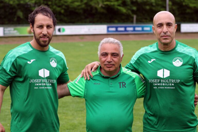 SVS-Trainer Mohammed Amer (mitte) und seine Schützlinge spielten eine starke Rückrunde. Foto: Wagner