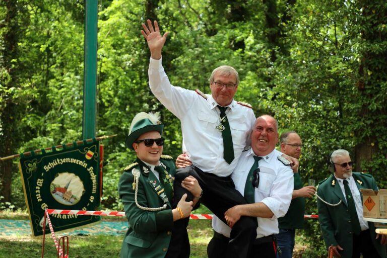 Ludger Reckers schoss zum dritten Mal den Vogel ab und darf sich jetzt "Imperator" des Schützenvereins Frohsinn 07 nennen. Fotos: Isabel Schütte