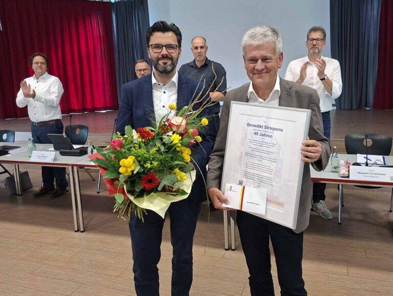 Bürgermeister Lars Hübchen ehrte den Grünen-Fraktionssprecher Benedikt Striepens für seine 40-jährige Ratstätigkeit. Foto: Wagner