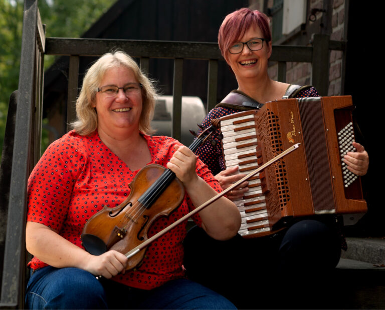 Steffi Budde und Barbara Kanz an Violine und Akkordeon sind das World Folk Duo Patatras. Foto: privat
