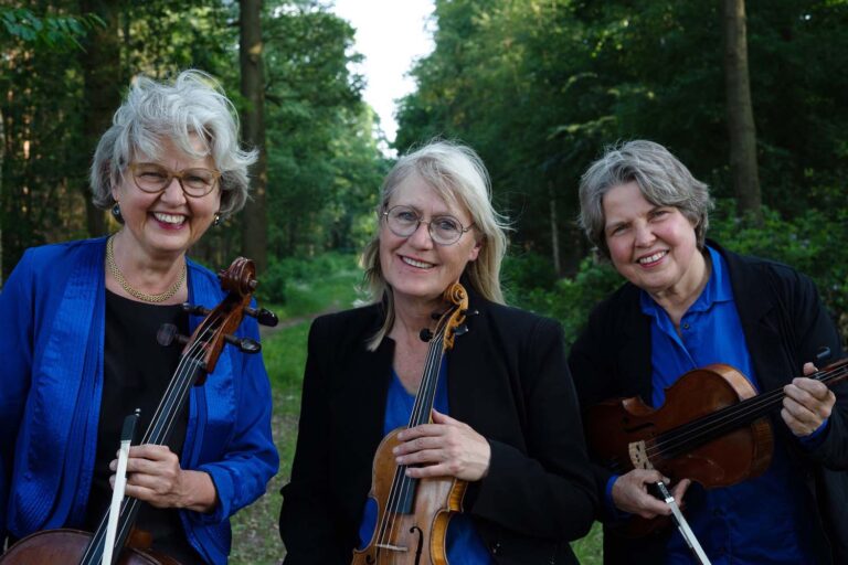Annemieke Corstens (Violine), Marjolein Dispa (Bratsche) und Cecil Strouken (Cello) bilden das Da-Capo-Trio. Foto: privat