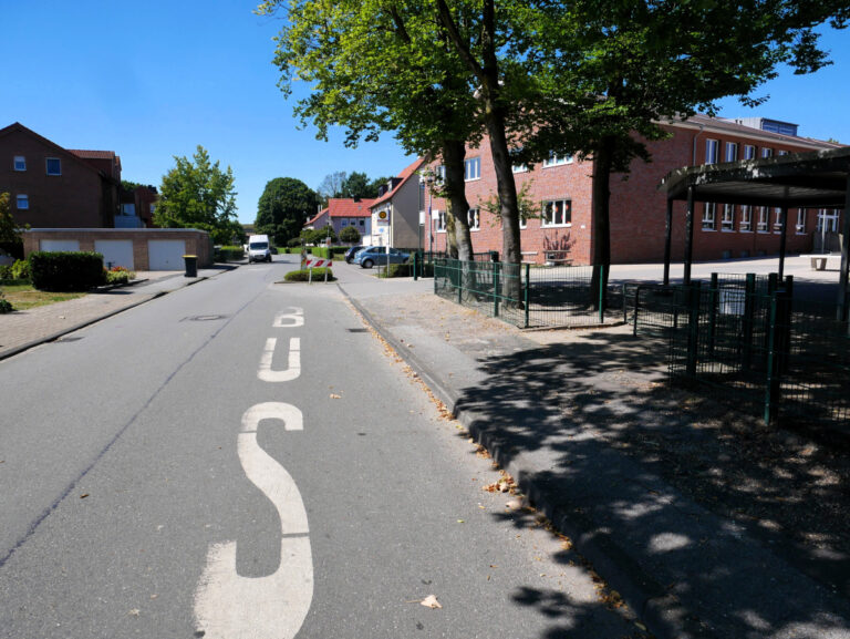 Lenkende Maßnahmen an der Wibbeltstraße sollen die Verkehrssicherheit für die Schulkinder der Uhlandschule erhöhen. Foto: Archiv