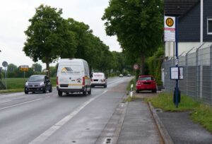 Die Haltestelle Berliner Straße soll gemäß dem neuen Fahrplan der VKU entfallen. Sie verfügt über eine Haltebucht und einen befestigten Wartebereich abseits der Fahrbahn. Foto: Schwarze