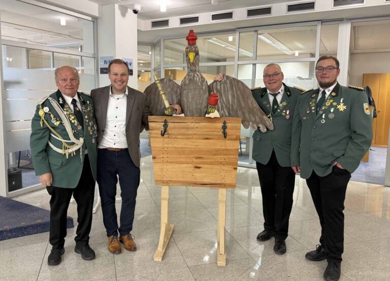 Übergabe des Schützenvogels in der Volksbankfiliale (von links): Herbert Annuth, Philipp Gärtner, Mirko Nagel und Jan-Steffen Sträter. Foto: Verein