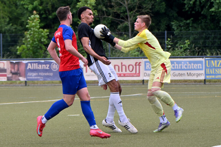 Die Situation vor dem ersten Tor: Beim Kontakt mit dem Ibbenbürener Abwehrspieler Adrian Thal (Mitte) verliert Torhüter Tom Rüther den Ball aus den Händen, sodass der lauernde Jason Jäger problemlos einschieben kann. Foto: MSW
