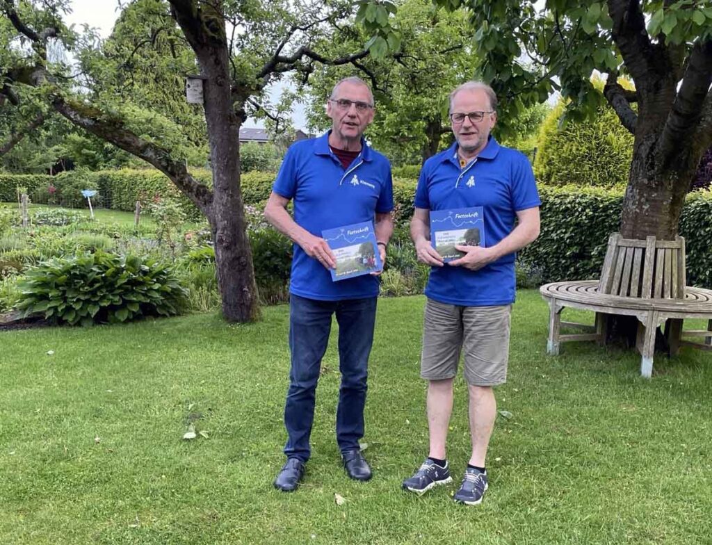 Klemens Pieper und Bernd Heimann präsentieren die Festschrift zum Wallfahrtsjubiläum