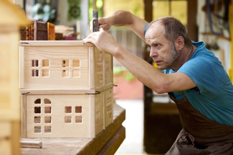 Norbert Stock, Inhaber und Gründer der Spielzeugmanufaktur Madera in Oelde- Stromberg, bei der Herstellung eines seiner hölzernen Puppenhäuser, August 2023, Foto: Tuula Kainulainen / © LWL-Medienzentrum für Westfalen