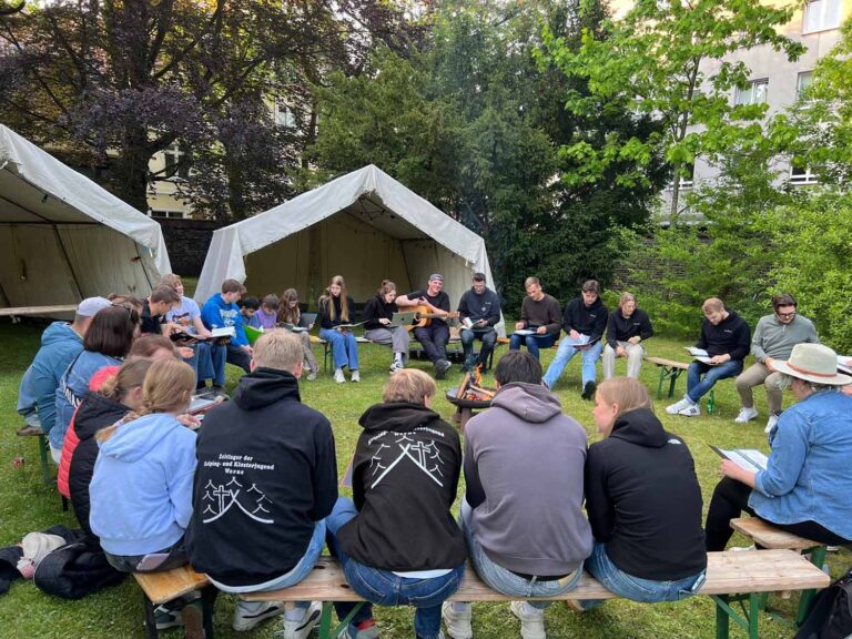 Beim ersten Zeltlagertag wurde gemeinsam gelacht, in Erinnerungen geschwelgt und über vergangene Jahre gesprochen. Foto: privat
