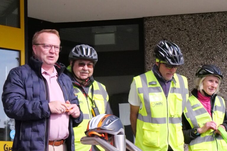 Den Startschuss zur Aktion gab der stellvertretende Bürgermeister Jörg Weber; Horst Schuster, Franz-Josef „Bill“ Kortländer und Christiane Kortländer informierten als Mitglieder des ADFC über die von ihnen organisierte Eröffnungstour (von links). Foto: Schwarze