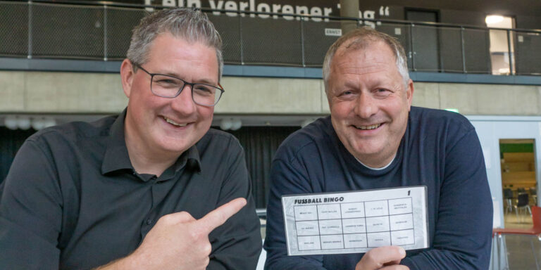 TV-Fußball-Kommentator Hansi Küpper (rechts) und der frühere BVB- und Nationalelf-Reporter Sascha Klaverkamp laden zum Fußball-WM-Bingo nach Herbern ein. Foto: Isabel Schütte
