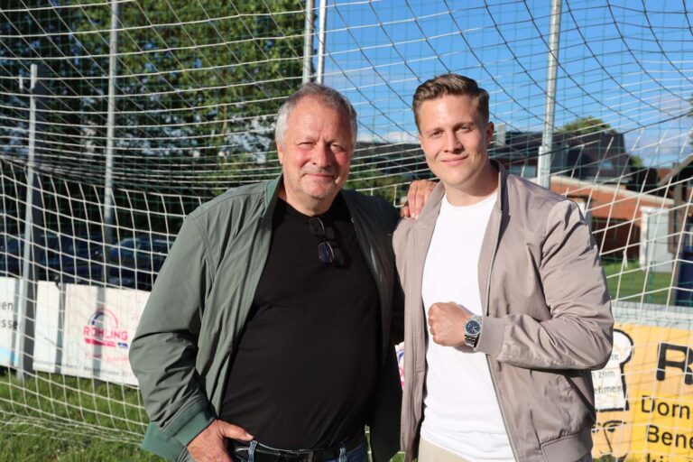 Die Fußball-Experten Hansi und Corny Küpper freuen sich auf die anstehende Fußball-Weltmeisterschaft. Foto: Isabel Schütte