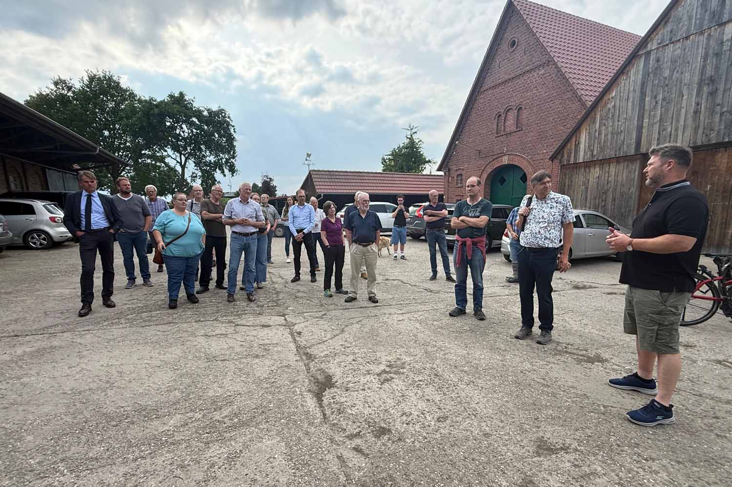 Robert Schulze Kalthoff (rechts) stellte bei einem Rundgang seinen Schweinemastbetrieb vor. Foto: privat